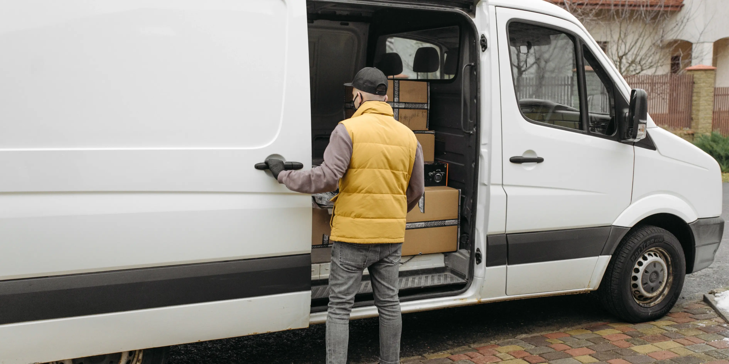 delivery-photos-box-man-1.webp