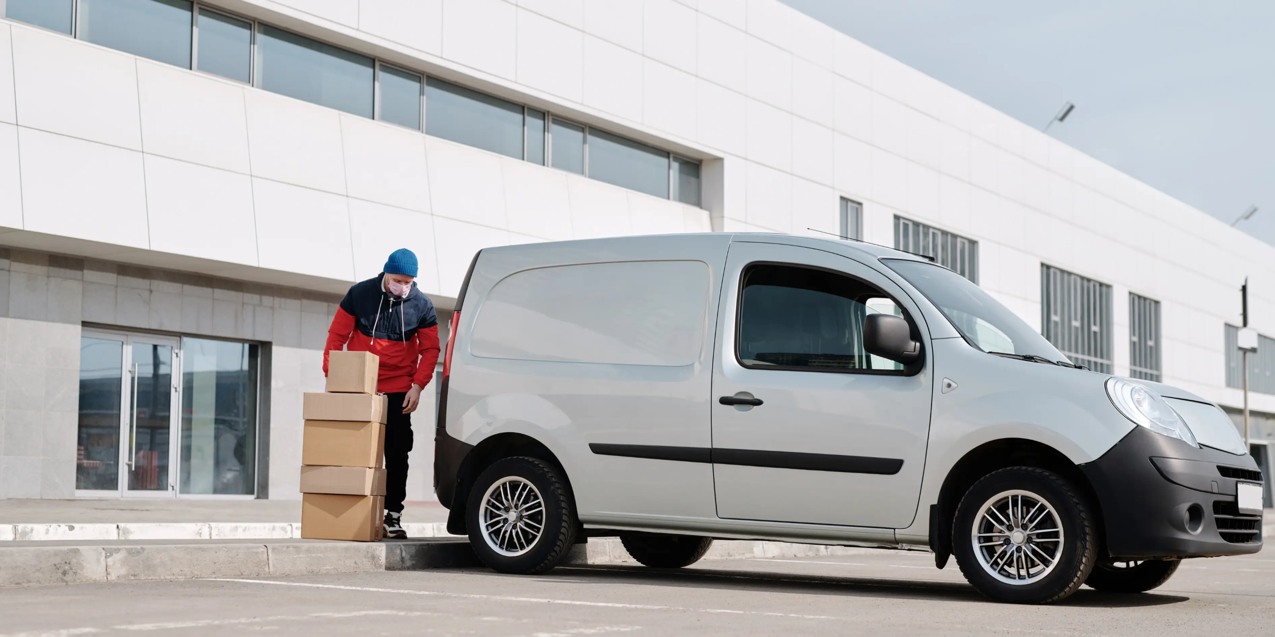 delivery-photos-box-man-red-1.webp